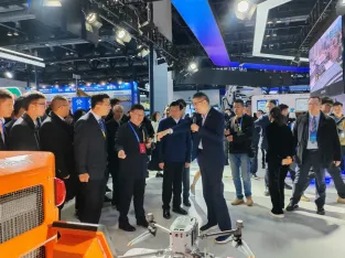 中國國際應急展快訊：應急管理部部長王祥喜了解凌天智能裝備集團無人化裝備創(chuàng)新與應用情況！
